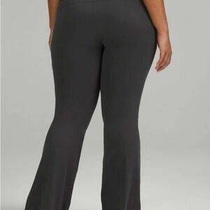 2022-Lululemon Groove Super-High-Rise Flared Pant Nulu
Graphite Grey size 12